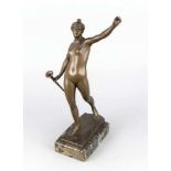 Bronzeplastik um 1900, nackte Fama mit Posaune, patinierte Bronze auf rechteckigerMarmorplinthe,