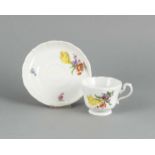 Tasse mit UT, Meissen, Marke nach 1934, 1. W., polychrome Malerei, Dekor Blumen 3, H. 7 cm