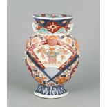 Vase, Japan, 19. Jh., Imari, flachgedrückte Form mit seitlichen Handhaben, florales Dekorin