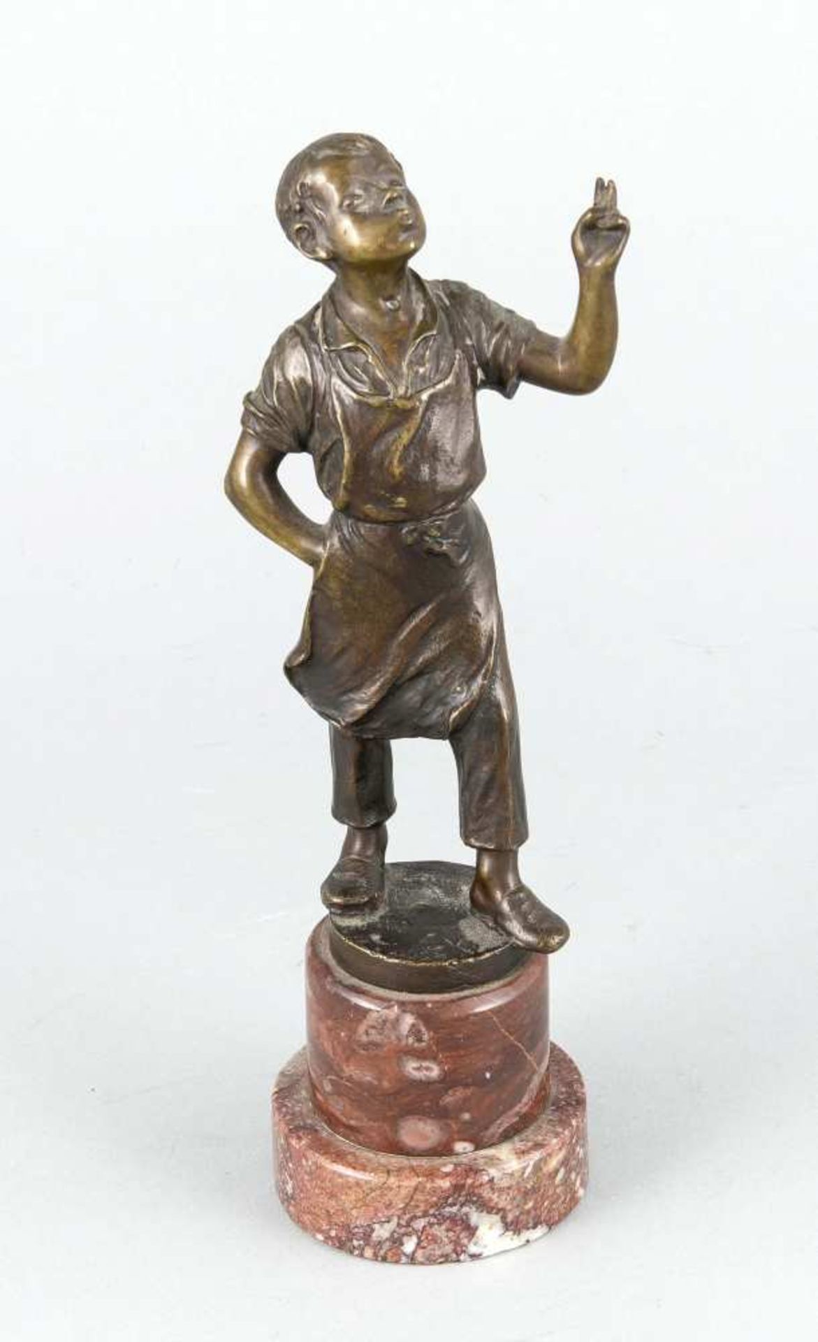 Ernst Beck (1879-1941), rauchender Junge, dunkel patinierte Bronze, im Stand sign. 'Beck',auf