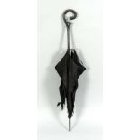 Sonnenschirm, 20. Jh., schwarzer Stoff, geschnitzter Holzgriff in Gestalt einesVogelkopfes, starke