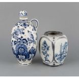 Flasche und Dose, Delft, Teedose, w. 19 cm, Deckel fehlt, Windmühlen und Blumen inUnterglasurblau,