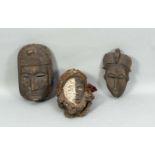 Konvolut von 3 Masken, Afrika, Mitte 20. Jh., versch. Hölzer geschnitzt und teilsmehrfarbig
