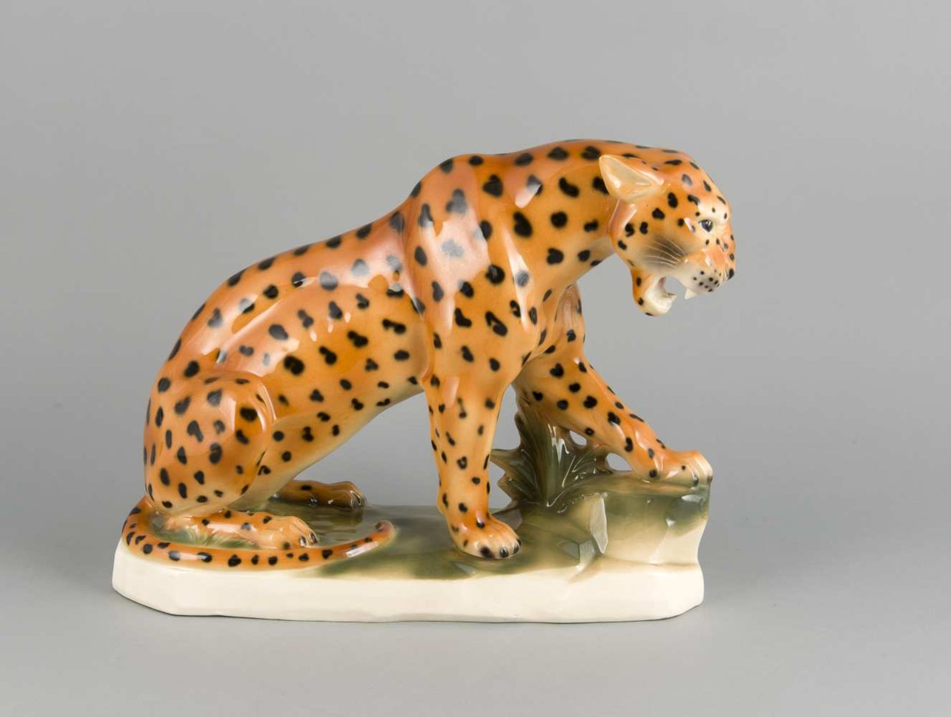 Sitzender Leopard, Sitzendorf, Thüringen, 20 Jh., Keramik, polychrom staffiert innaturalistischen