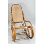 Schaukelstuhl der Marke Thonet, um 1900, gebogtes Buchenholzgestell, Sitz und Rücken