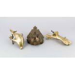 Drei Türklopfer, 19. /20. Jh., Klopfer in Form einer Hand auf Schale, H. 18 cm, Klopfer inForm eines