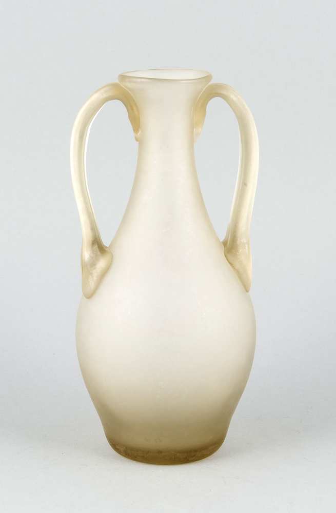 Vase, 20. Jh., bauchiger Korpus, schlanker Hals mit seitl. angesetzten Handhaben, beigesleicht