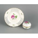 Durchbruchteller und Deckeldose, Meissen, 1950-70er Jahre, 2. W., polychrom bemalt, DekorRote