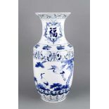 Vase, China, 20. Jh., umlaufender Dekor mit Kranichen und Blumen in Unterglasurblau, H. 47cm