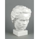 Ludwig van Beethoven-Büste, Augarten, Wien, 20. Jh., 2. W., weiß, Entwurf F. Opitz, hintensign.,