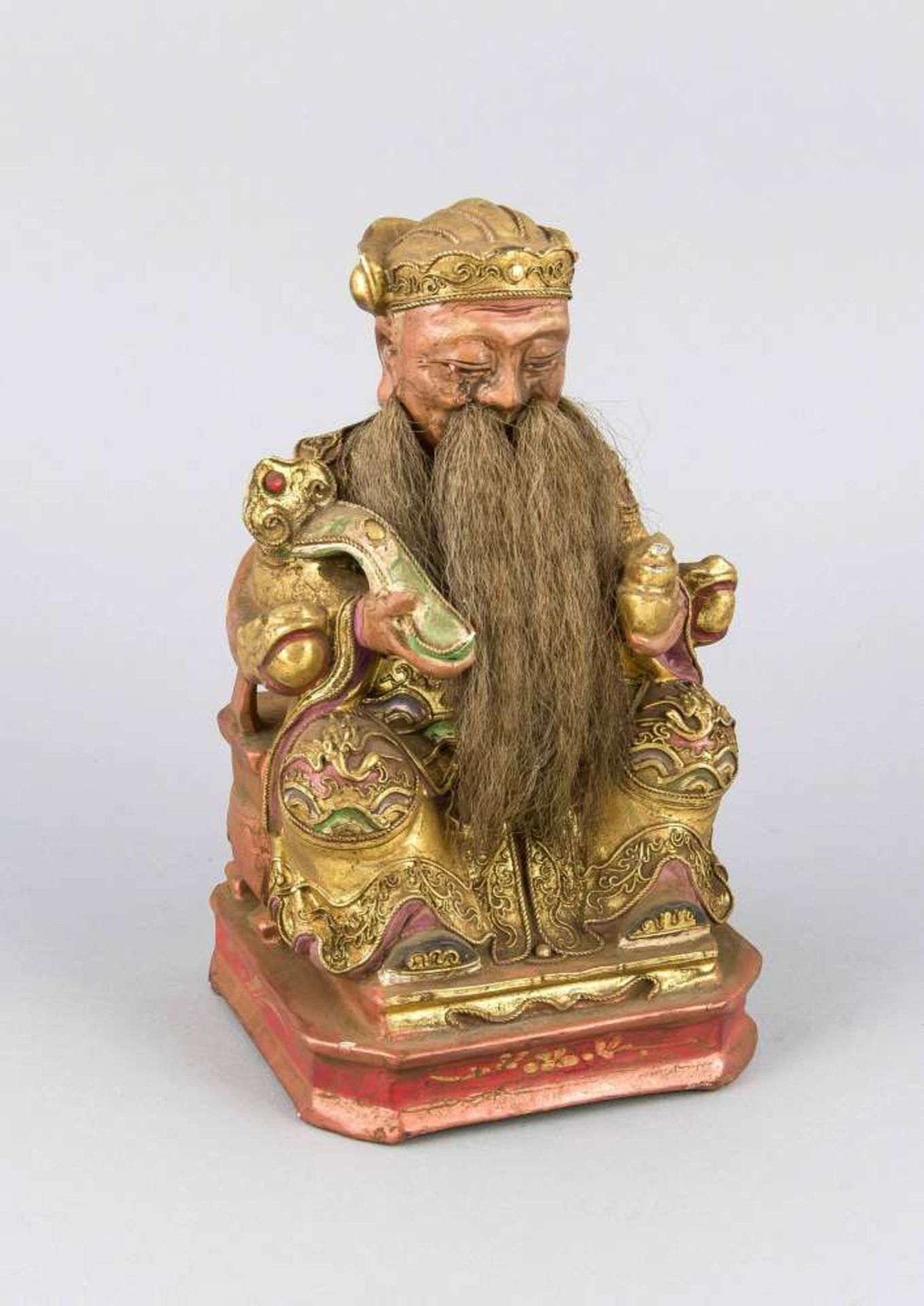 Sitzender Herrscher, China, um 1900, Holz geschnitzt, farbig gefaßt und vergoldet,