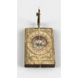 Sonnenuhr mit Kompass, 18. Jh., Holzplatte mit papierenem Ziffernblatt als kol.Kupferstich,