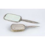 Zwei Teile einer Toilettengarnitur, um 1900, Sterlingsilber 925/000, Griffe mit floralemReliefdekor,