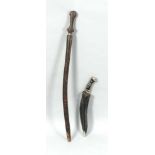 Konvolut von zwei Blankwaffen, einfaches Schwert mit Holzscheide, vermutlich Kongo, sowieGhurka-