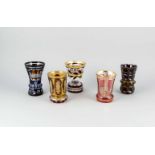 Zwei Bechergläser und drei Vasen, 20. Jh., überwiegend klares Glas, tlw. farbig überfangenbzw.