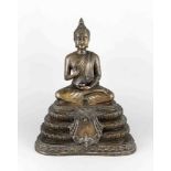 Chinesische Buddha-Statue Ende 20. Jh., patinierte Bronze, sitzender Buddha mit erhobenerHand auf