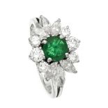 Smaragd-Brillant-Ring WG 750/000 mit einem feinen rund fac. Smaragd 0,75 ct in guterFarbe, 6