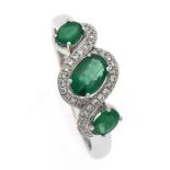 Smaragd-Brillant-Ring WG 750/000 mit 3 oval fac. Smaragden, zus. 0,75 ct in sehr guterFarbe und 30