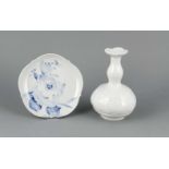 Vase und Schale, Meissen, nach 1970, Schale, 1. W., Form Großer Ausschnitt, Blume in Blau,D. 18