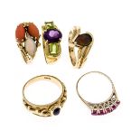 Konvolut 5 Ringe GG/WG 585/000 mit fac. Rubin, Peridot, Amethyst, Opal-, Saphir-