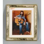 Eric Clapton, in Schwarz handsigniertes Farbfoto (19 x 24 cm), Vor- und Zuname, gerahmt