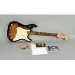 Scorpions, Konvolut, Gitarre 1998, Schwarz-braune Squire Strat Bullet komplett in Goldhandsigniert