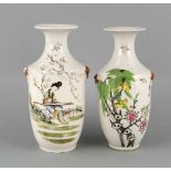 Zwei Vasen, China, 20. Jh., seitliche Handhaben in Form von stilisierten Fo-Hunden,polychrom