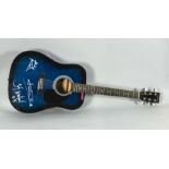 Taj Mahal, Gitarre, 2003, Blaue 'Easyway Firstclass (SW 201BK)' Westerngitarre nach demKonzert in