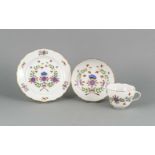 Gedeck, 3-tlg., Meissen, Marke nach 1970, 2.W., polychrome Malerei, Kakiemon mitSchmetterling,