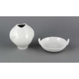 Zwei Teile Weißporzellan, Vase Meissen, organische Form, Marke nach 1970, 1. W., H. 13 cm,