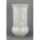 Vase, China, 20. Jh., umlaufender Reliefdekor mit Drachen, seladongrüne Glasur, H. 31 cm