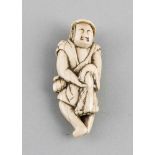 Japanisches Netsuke d. 19. Jh., vollplastisch geschnitze, rückseitig abgeflachte Gestalteines