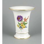 Trompetenvase, Meissen, Marke 1957-1972, 2. W., polychrome Malerei, Blume 3, Goldrand, H.19,5 cm