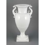Französische Vase, KPM Berlin, Marke 1925-75, 1. W., nach einem Entwurf von 1830,seitliche Handhaben