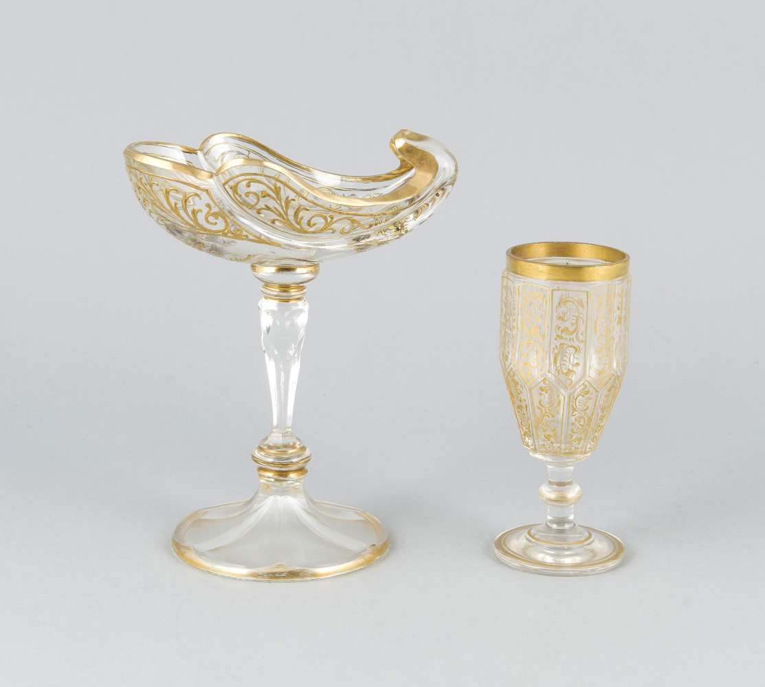 Konvolut von zwei Teilen, Fußschale und Fußglas, um 1900, jeweils klares Glas mit
