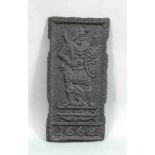 Ofenplatte, Gusseisen, reliefierte Darstellung eines Kriegers mit Schwert und Schild,darunter dat.