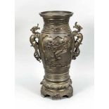 Große Bodenvase, China Ende 19. Jh., Bronze mit Resten goldfarbener Patina, zweiKartuschen mit