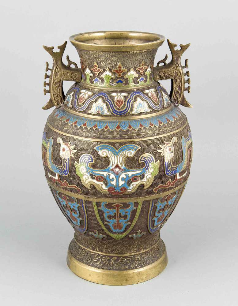 Champlevé-Vase, Asien, Anf. 20. Jh., Messing mit ornamentalem und figürlichenEmailledekor, runder