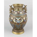 Champlevé-Vase, Asien, Anf. 20. Jh., Messing mit ornamentalem und figürlichenEmailledekor, runder