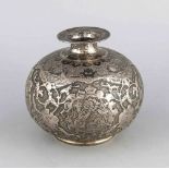 Vase, wohl China, um 1900, Silber geprüft, runder Stand, bauchiger Korpus, enger Hals mitausladendem
