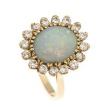 Opal-Brillant-Ring GG 585/000 mit einem feinen ovalen Milchopalcabochon 10 x 8 mm mit sehrgutem