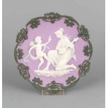 Jugendstil-Teller in Wedgewood Manier, Anf. 20. Jh., Aphrodite und Amor in Weiss auf lilaFond,