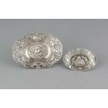 Zwei ovale Körbchen, wohl Deutsch, 20. Jh., Silber 800/000, mit floralem und figürlichemReliefdekor,