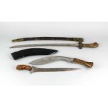 Drei Blankwaffen, Gurkhamesser, Kris und Säbel, 2x mit Lederscheide, L. 48 - 78 cm