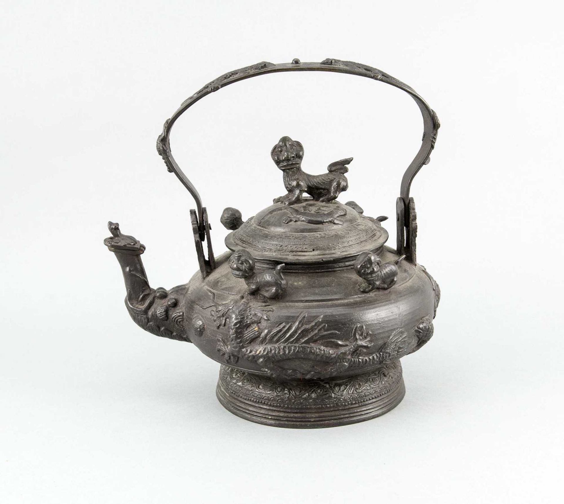 Große chinesische Teekanne um 1900, üppig reliefierte Bronze mit schwarzer Patina, vollplastische