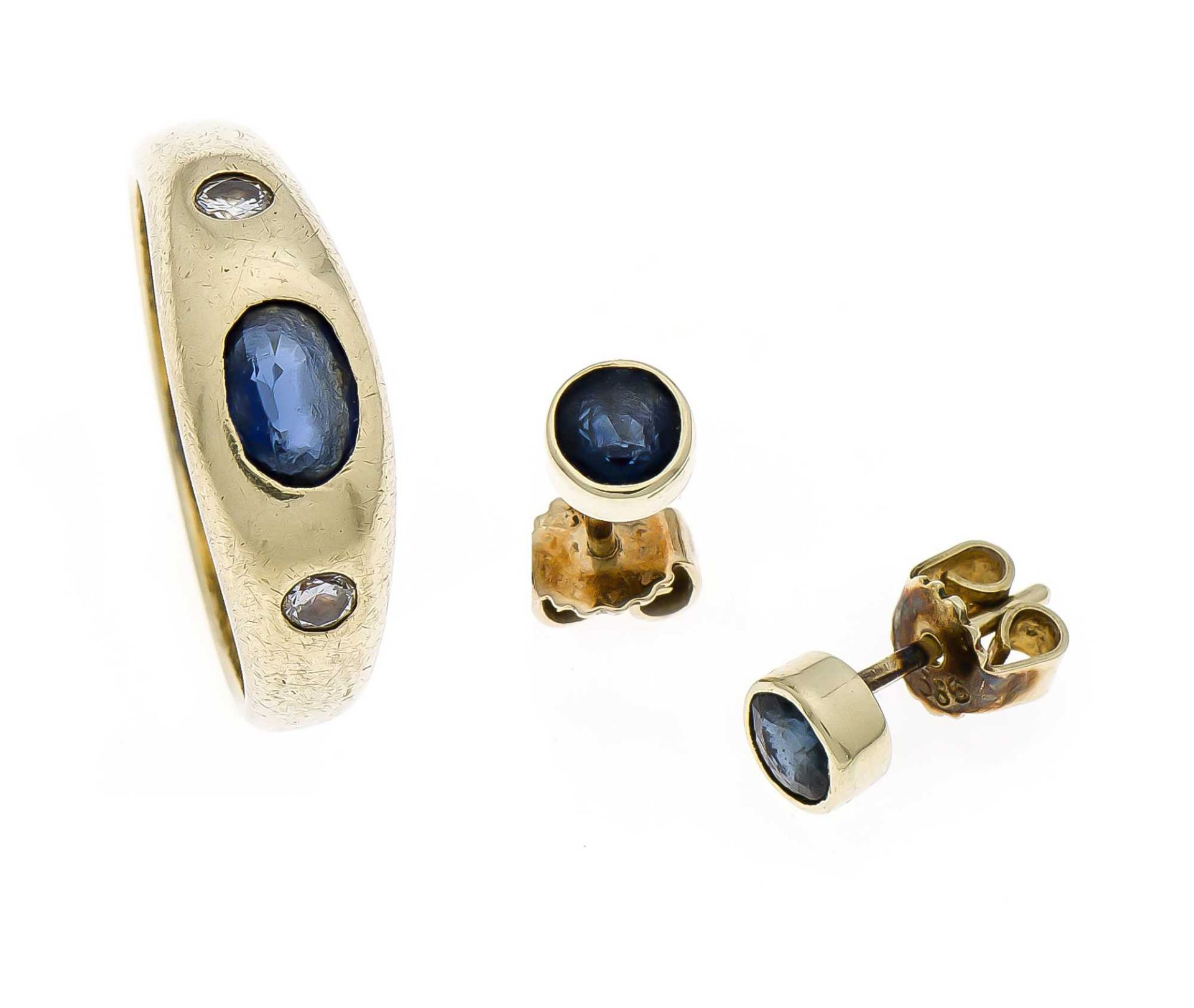 Saphir-Brillant-Ring GG 585/000 mit einem oval fac. Saphir 6 x 4 mm und 2 Brillanten, zus. 0,10 ct