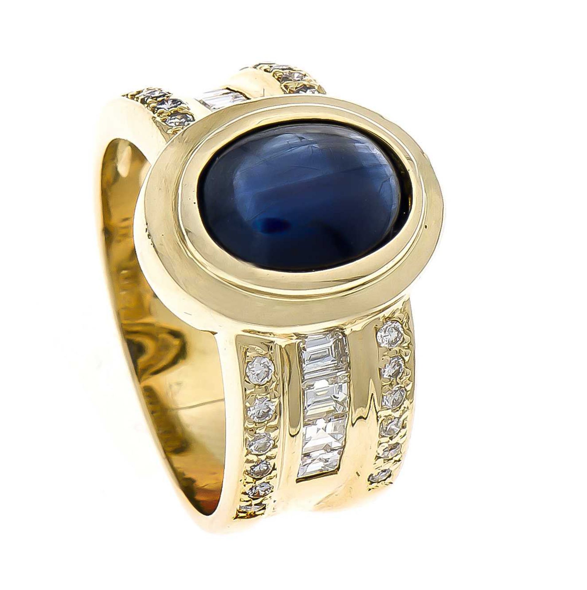 Saphir-Brillant-Ring GG 750/000 mit einem feinen Saphircabochon 10 x 7 mm in sehr guter Farbe und
