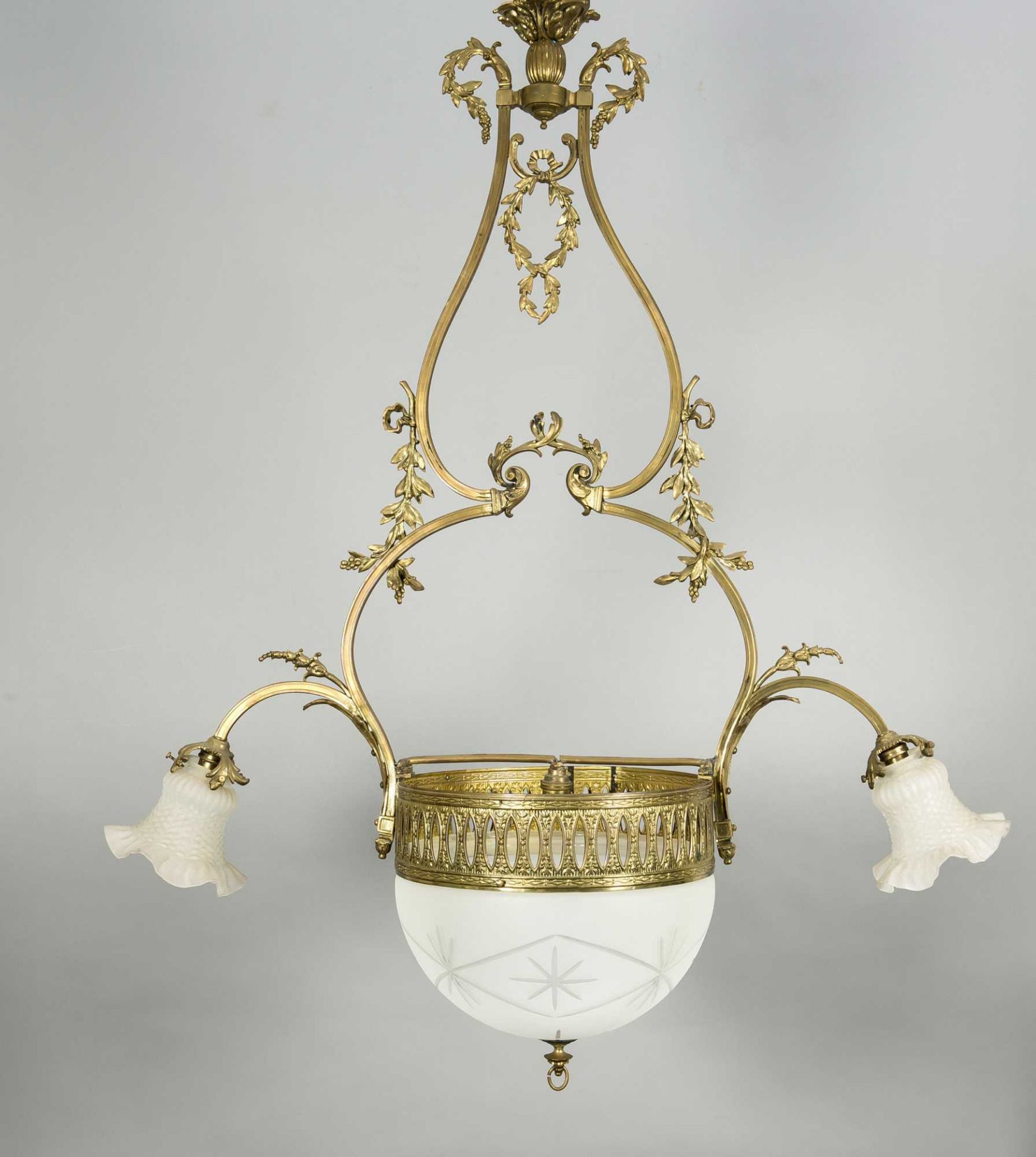 Deckenlampe um 1900, Bronze, elektr., 3-flg., Mittige Glasglocke und zwei seitliche, vegetabil