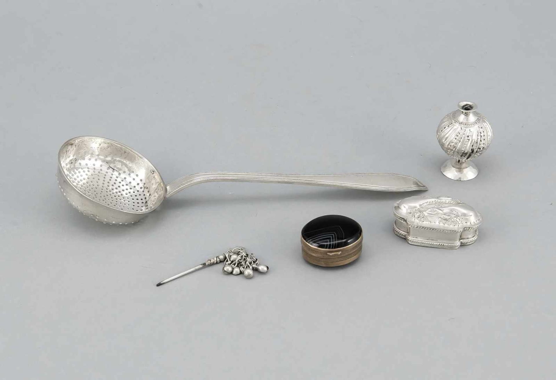 Konvolut von vier Teilen, Parfümflakon, Orient, um 1900, Silber geprüft, Vasenform, H. 6,5 cm,