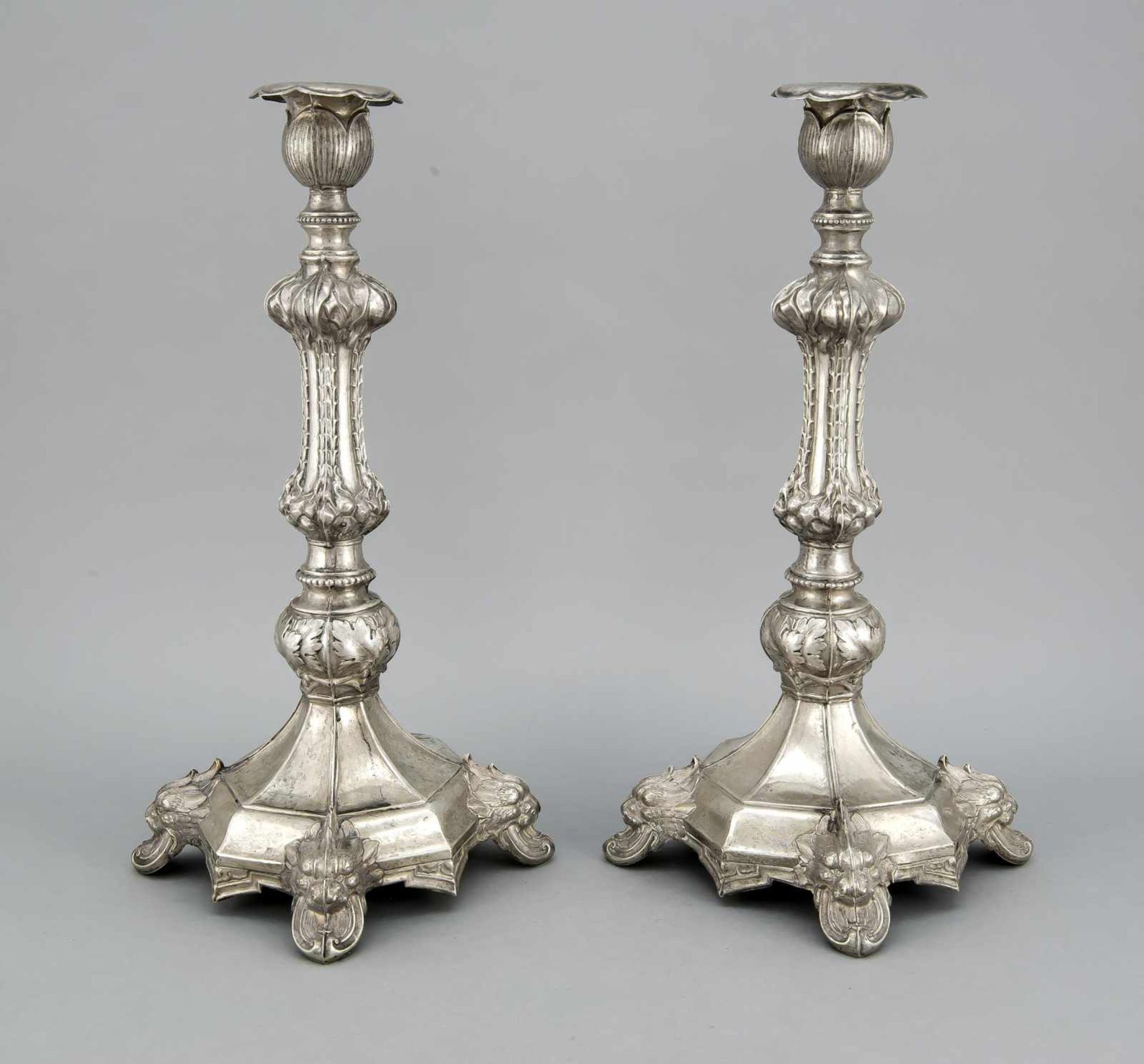 Leuchterpaar, Österreich, um 1880, Meister HS, Silber 800/000, 8-eckiger Stand auf 4 Füßen mit